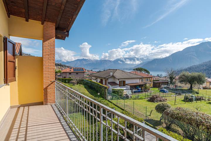 Ferienhaus für 4 Personen, mit Balkon und Terrasse sowie Kinderpool und Seeblick in Lenno