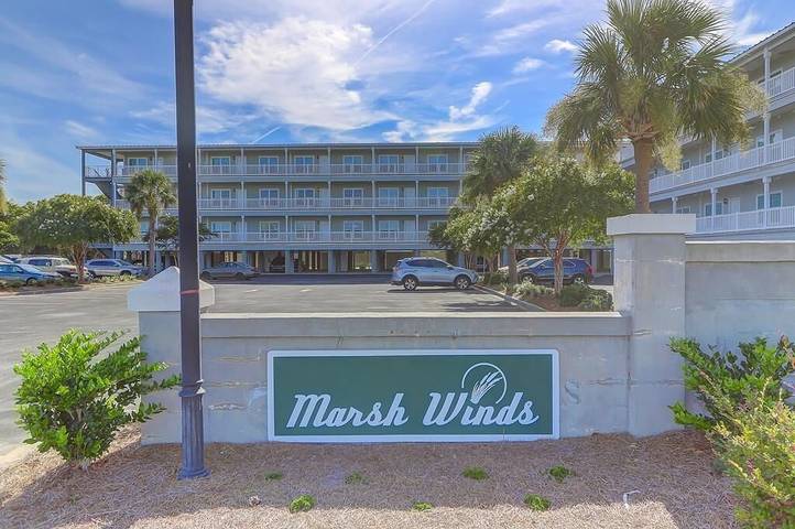 Vacation rental for 6 people, with pool and balcony in Folly Beach