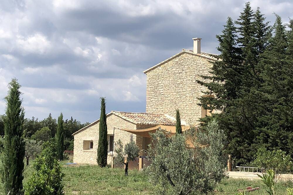Petite Maison de Pierres au Coeur des Champs in Lagnes, Parque natural regional del Luberon