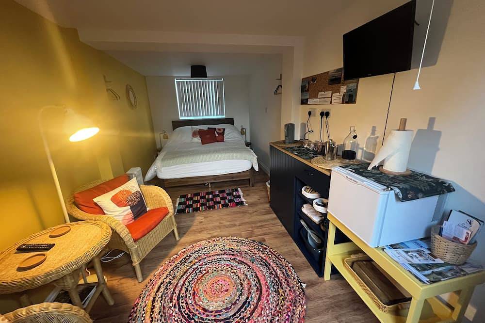Entire apartment, Bespoke studio with patio, driveway parking, sea, South Downs on the doorstep, in Seaford, East Sussex