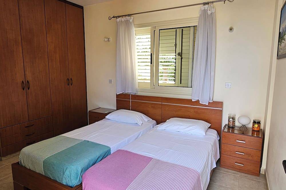 On the Beach House -Cozy bungalow in front of the Latsi beach. Best for families in Πόλις Χρυσοχούς, South Cyprus