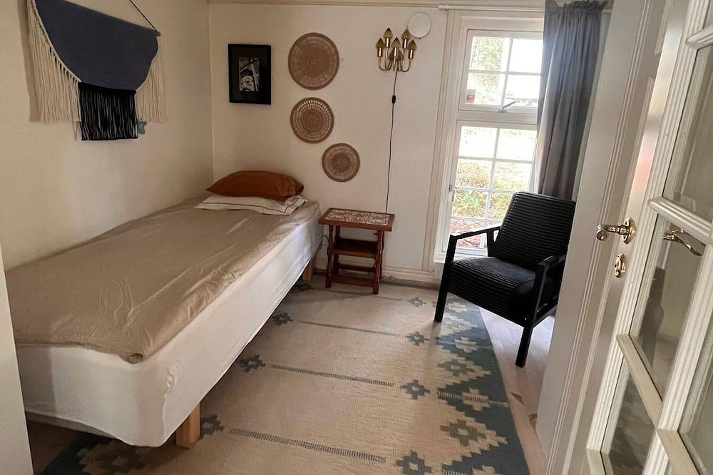 Tranquil hillside cabin with easy access to nature & city.\nstockholms län in Nacka, Stockholmer Schärengarten