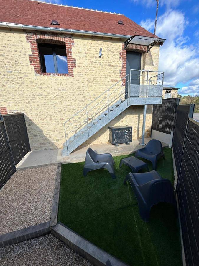 Location de vacances pour 3 personnes, avec terrasse à Bons-Tassilly