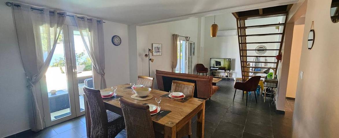 Villa pour 6 personnes, avec vue ainsi que jardin et piscine