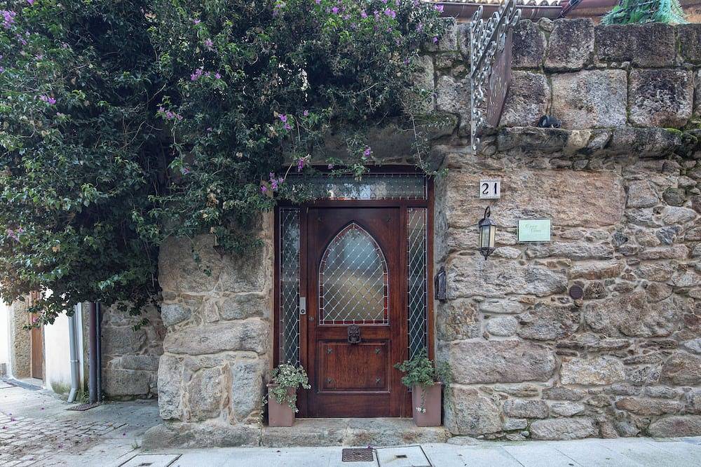 Holiday Home 'Casa De Carmen' with Private Terrace, Wi-Fi and Air Conditioning in Corcubión, Costa da Morte