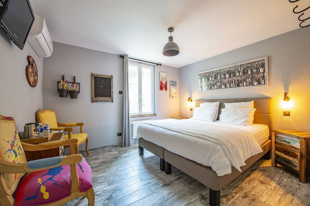Atypical B&B in a Mas de Caractère, 2 km from town center in L'Isle-sur-la-Sorgue, Vaucluse
