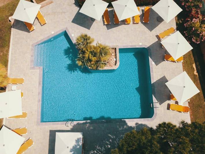 Location de vacances pour 4 personnes, avec terrasse ainsi que jardin et piscine, animaux acceptés dans Plage de Sagone