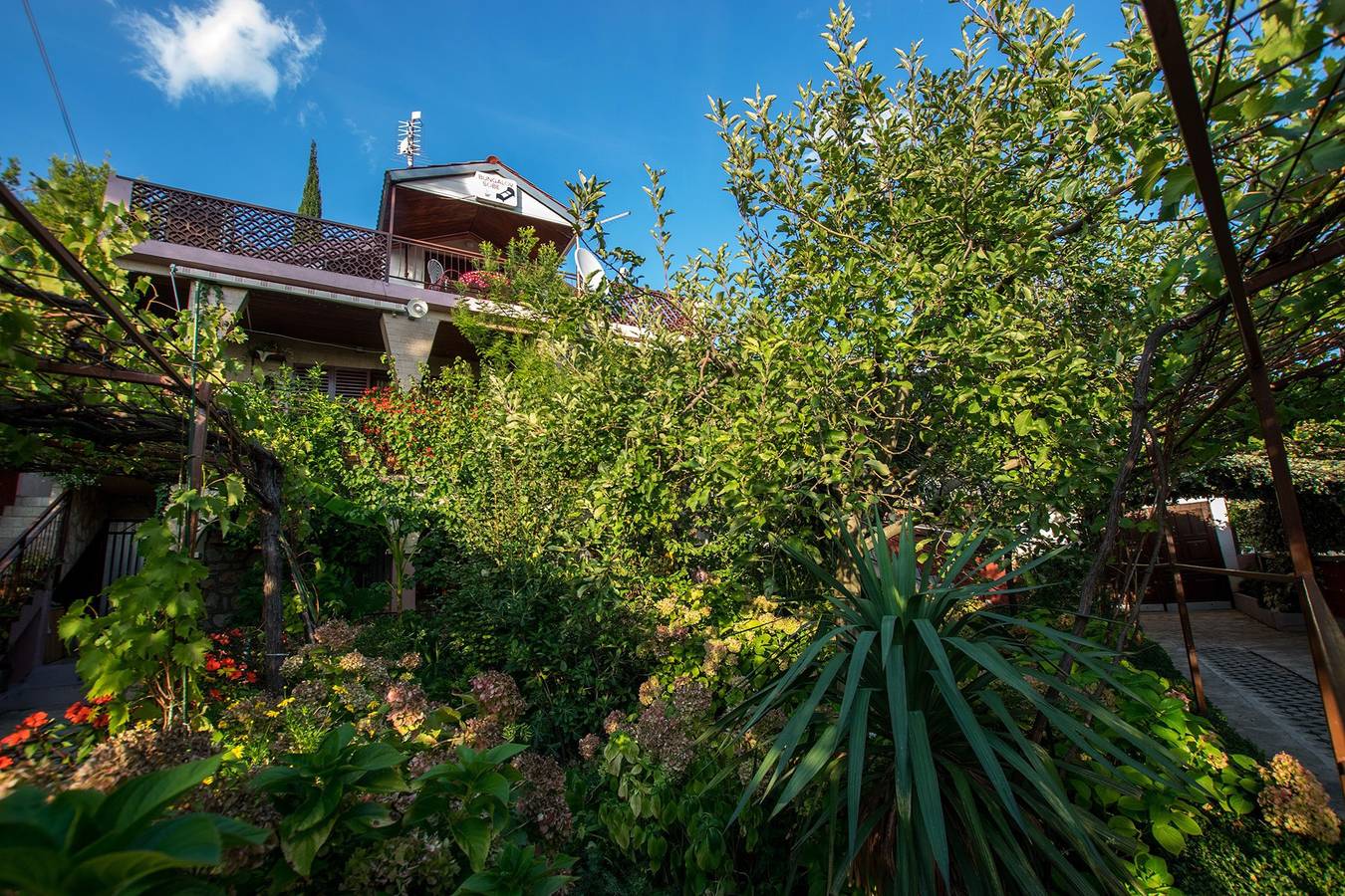 Ganze Ferienwohnung, Ferienwohnung mit Terrasse und Klimaanlage  in Starigrad Paklenica, Starigrad