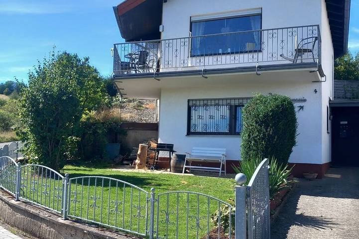 Ferienhaus für 4 Personen, mit Balkon und Garten in Schalkenmehren