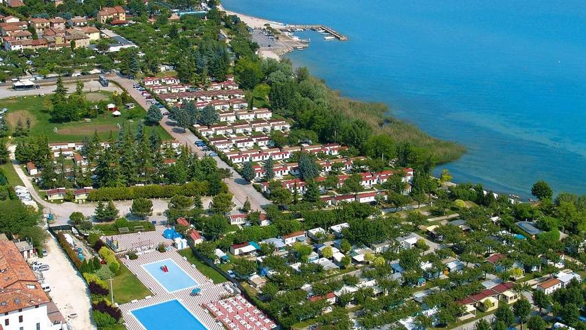Camping car pour 4 personnes, avec terrasse et piscine à Peschiera del Garda - 2
