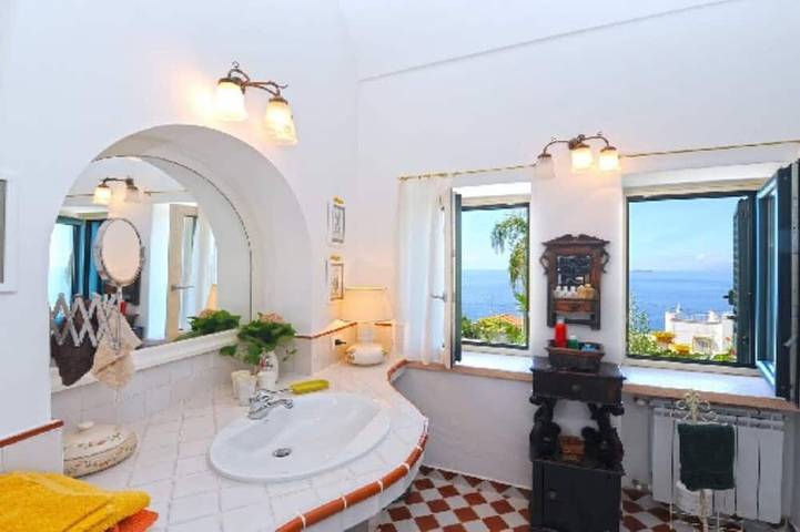 Entire apartment, Casa Santacroce 2 with large garden in Gavitella beach, Praiano