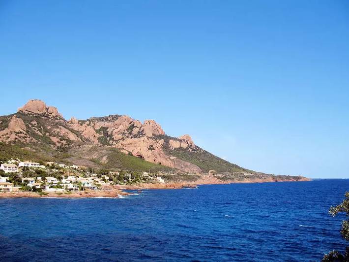 Location de vacances pour 4 personnes, avec jardin et piscine dans Cap Estérel