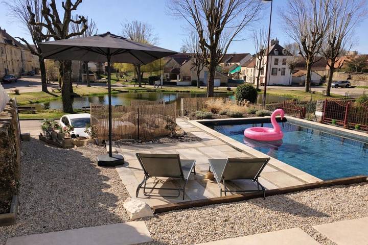 Location de vacances pour 4 personnes, avec piscine et jardin dans Prenois