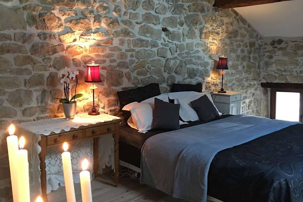 Mittelalterliche Festung im Süden der Ardèche mit Loft-Apartment in Uzer, Ardèche