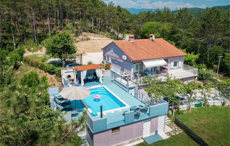 Ferienhaus für 8 Personen, mit Pool und Garten sowie Terrasse, mit Haustier