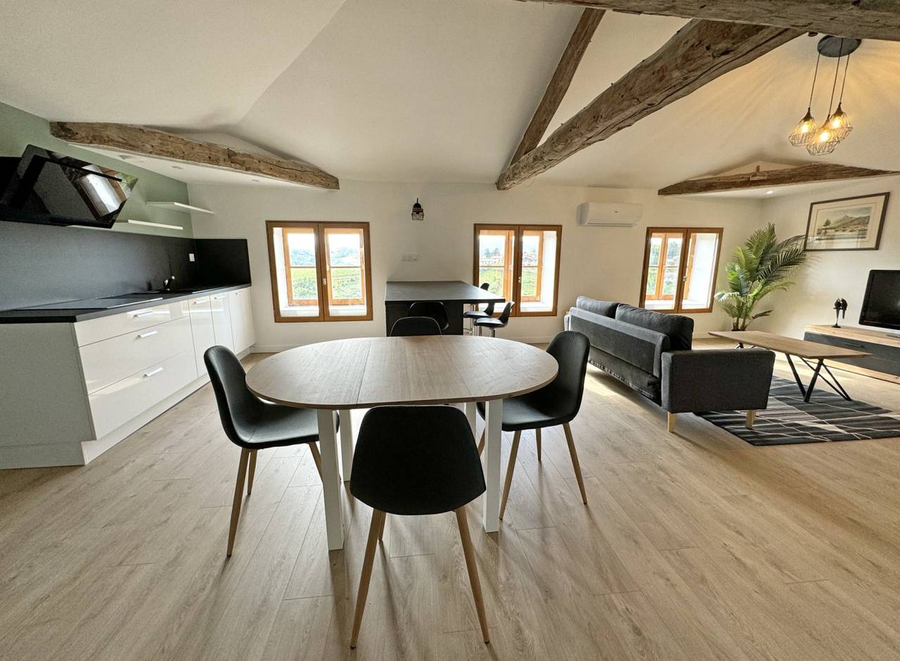 Appartement entier, Superbe appartement moderne, tout équipé in Le Bois-d'Oingt, Val d'Oingt
