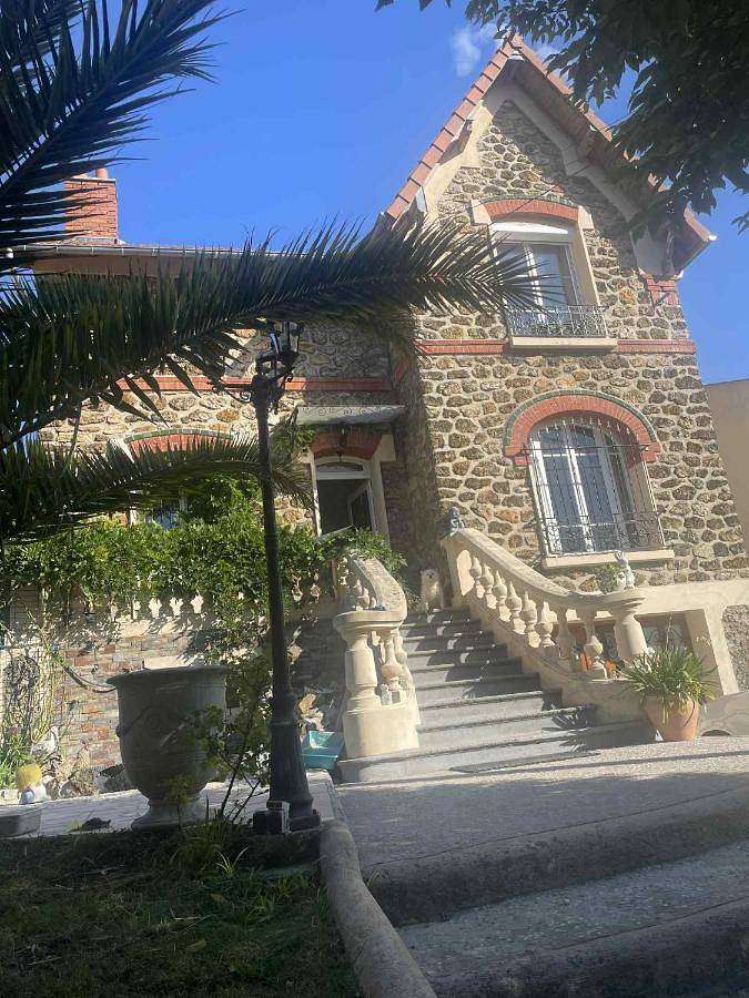 Location de vacances pour 10 personnes, avec Balcon et Jacuzzi ainsi que Terrasse et Jardin à Livry-Gargan