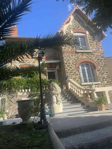 Location de vacances pour 8 personnes, avec jardin et jacuzzi, animaux acceptés à Livry-Gargan