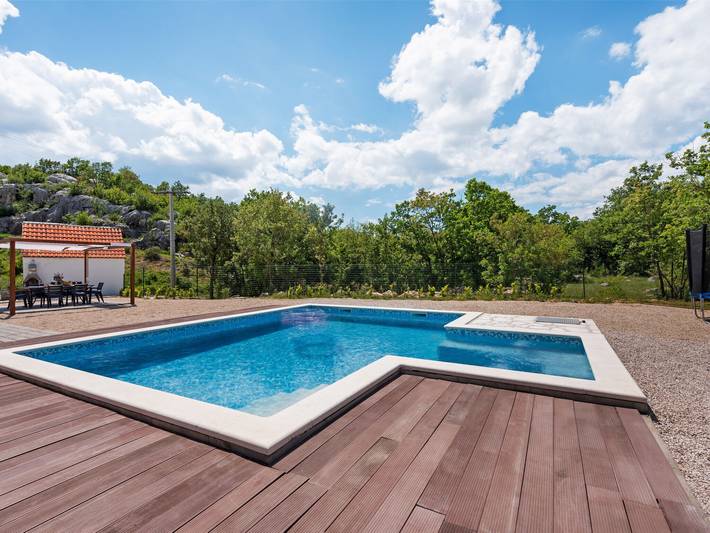 Casa de vacaciones para 10 personas, con jacuzzi y jardín además de terraza y piscina en Dalmacia