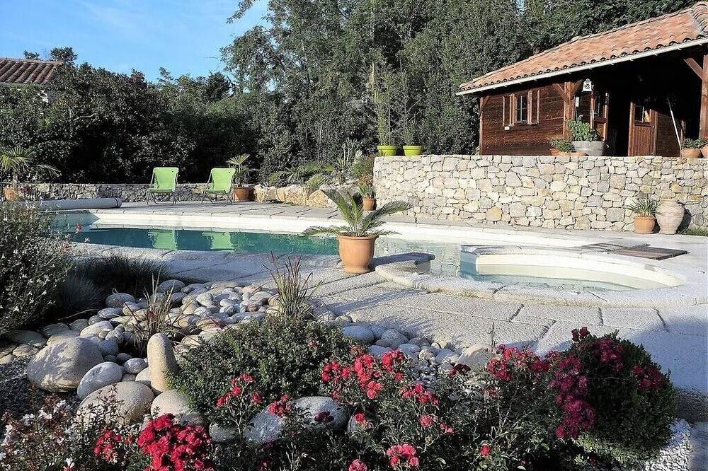 Villa spacieuse avec piscine, jardin et jacuzzi in Chauzon, Ardèche