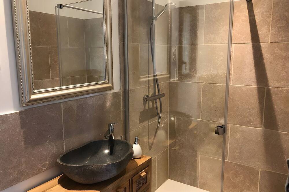 Les Crouquets Truffle Spa Cabin in Jayac, Périgord Noir