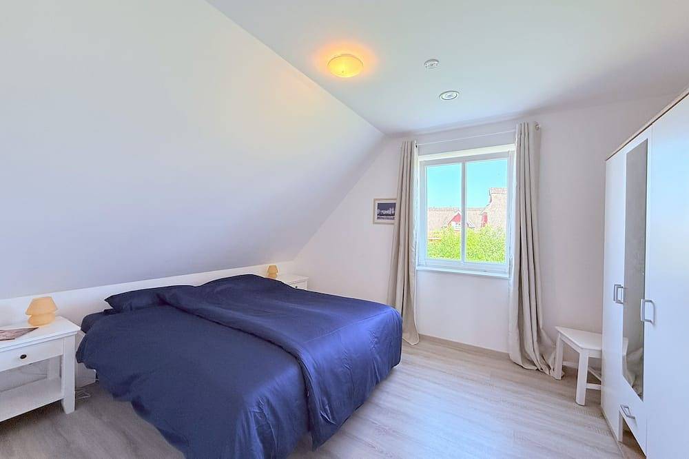 Großzügiges, helles Ferienhaus fußläufig nur 500m zum Strand, mit schönem Garten in Rosenhagen, Dassow