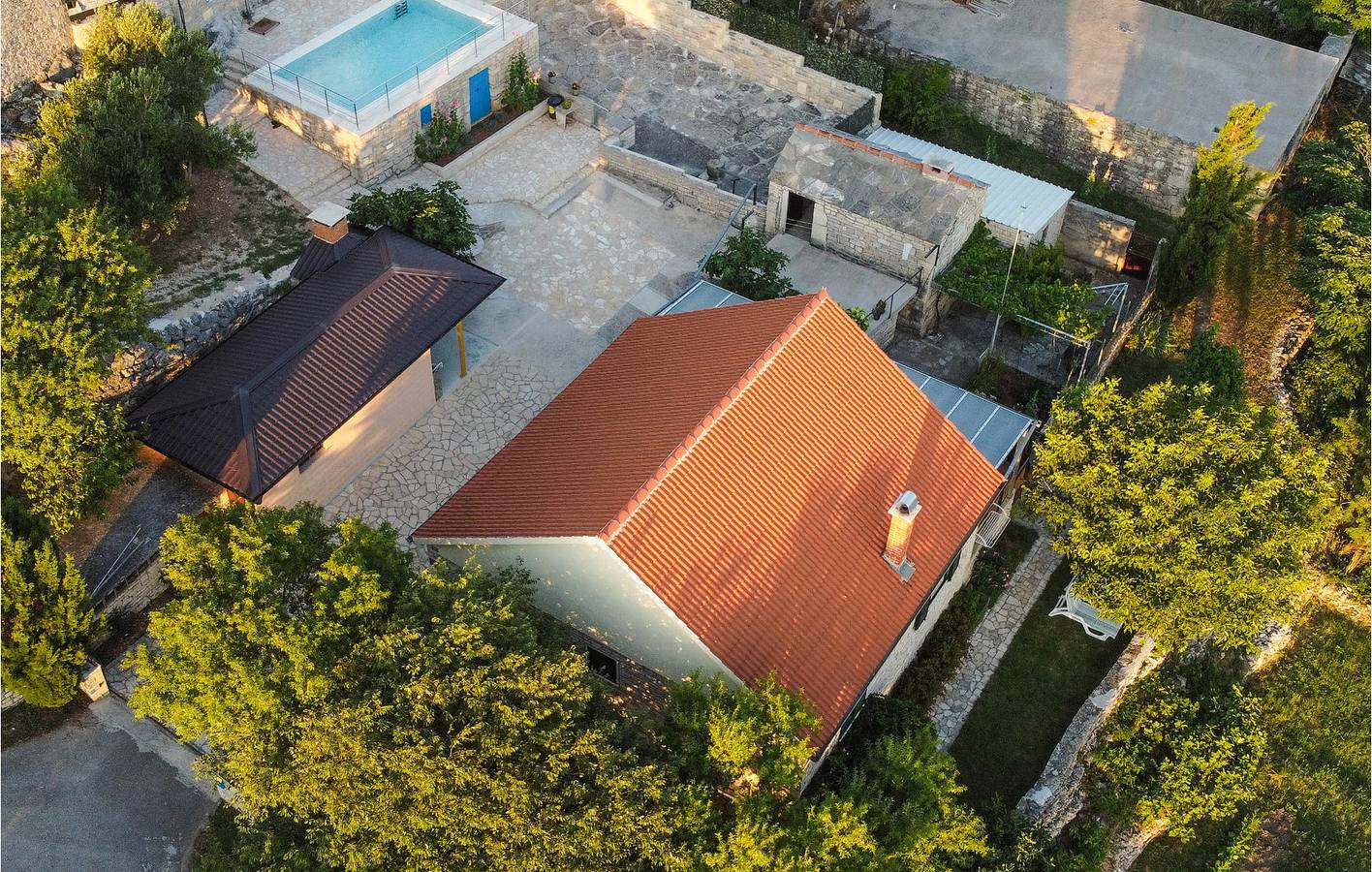 Reizende 2-Zimmer-Wohnung mit Pool, Terrasse und WLAN in Grad Benkovac, Zadar