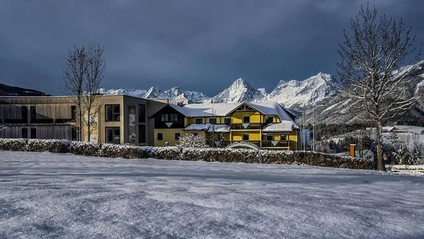 Ferienwohnung für 2 Personen, mit Balkon und Garten sowie Pool und Sauna