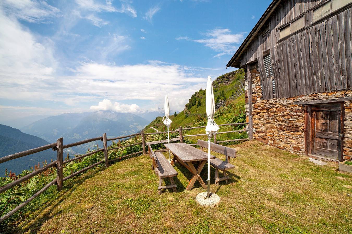 Ferienhaus "Enzianhütte" mit Bergblick, 3 Balkonen und Gemeinschaftsterrasse in Walten, St. Leonhard in Passeier