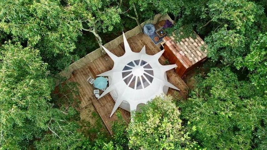 Tente pour 4 personnes, avec Terrasse et Jardin ainsi que Piscine et Vue