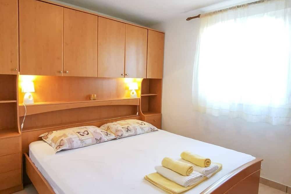 Ganze Wohnung, 3-Zimmer-Ferienwohnung mit Terrasse und Meerblick Mimice, Omis in Marusici, Split-Dalmatien