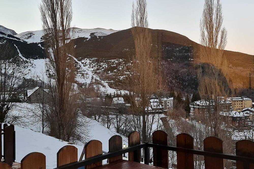 Entire apartment, Tuhogarencerler apartment with views and sun in Cerler, Benasque