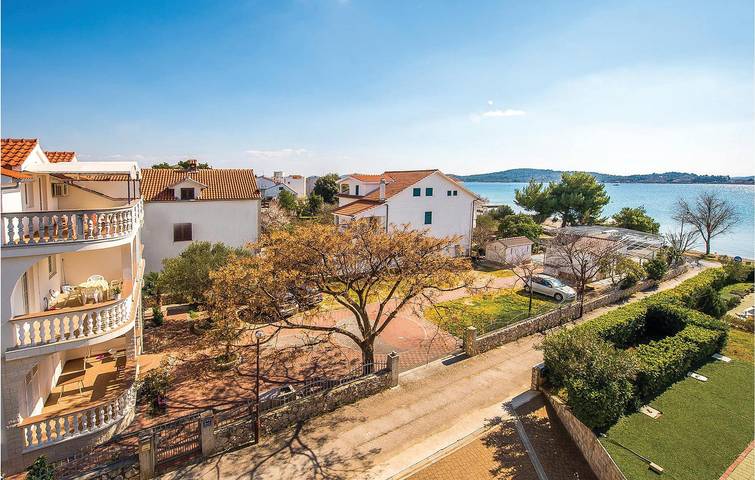 Ganze Ferienwohnung, Gemütliche Ferienwohnung mit Terrasse und WLAN, 2 km vom Strand entfernt in Srima, Šibenik-Knin