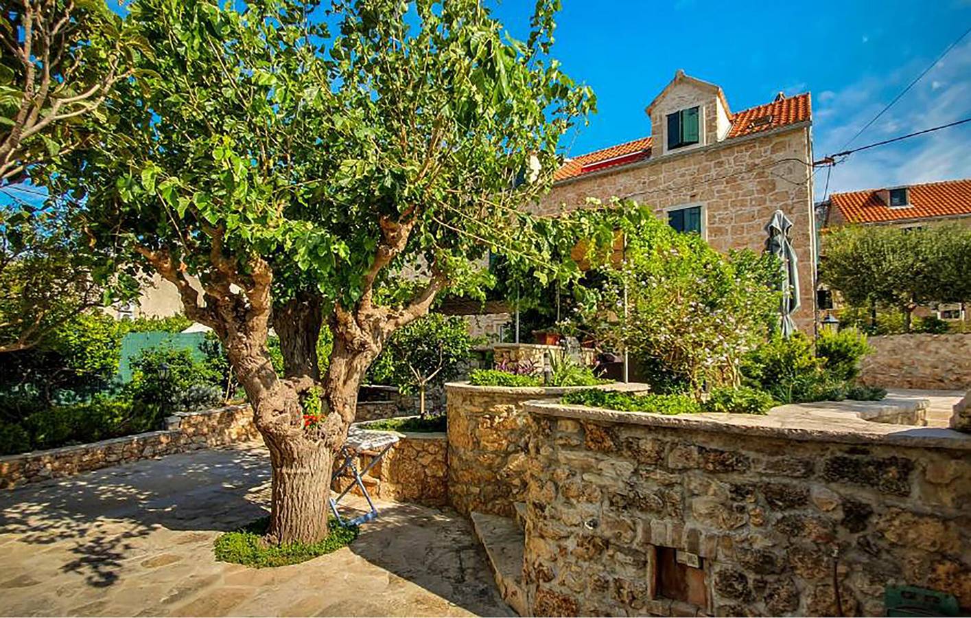 Ganze Ferienwohnung, Gemütliche Ferienwohnung mit Terrasse, WLAN und Parkplatz, 1 km vom Strand entfernt in Bol, Brac