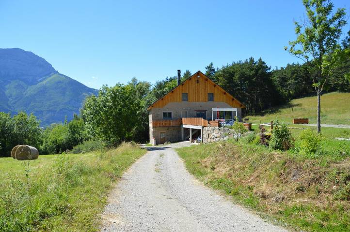 Gîte pour 2 personnes, avec terrasse dans Chauffayer