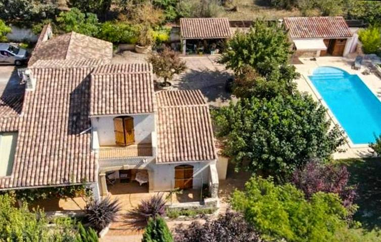 Location de vacances pour 8 personnes, avec piscine ainsi que terrasse et jardin à Beaumont-de-Pertuis