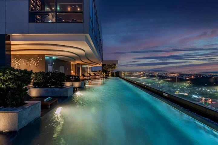 Hôtel pour 3 personnes, avec terrasse ainsi que jacuzzi et piscine