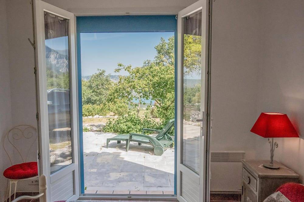 Holiday cottage with view and close to the lake in Aiguines, Región Brignoles