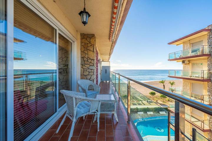 Ferienwohnung für 4 Personen, mit Balkon und Pool sowie Ausblick in Santa Susanna