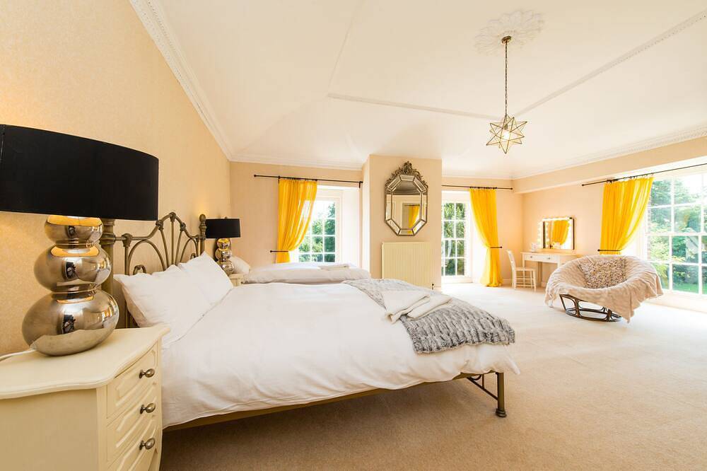 17th Century, Grade Ii* listed with Country and Sea Views, optional hot tub in North Yorkshire