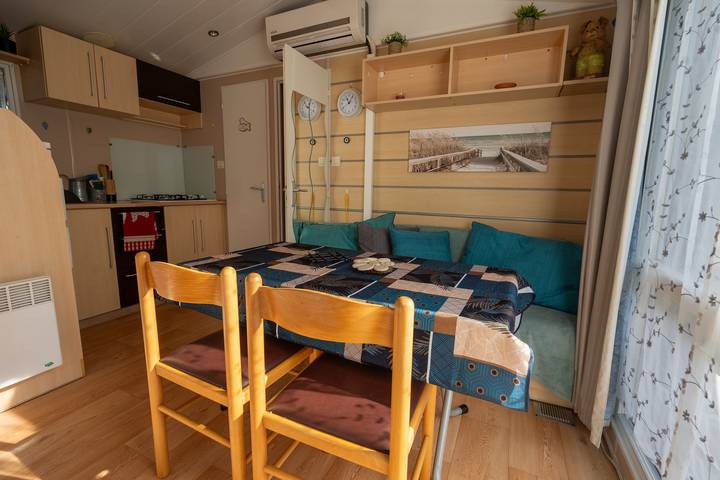 Estancia Confortable y Relajante en Les Mathes: Mobilhome 4 Personas con Jardín Privado y Tenis in Les Mathes, Côte de Beauté
