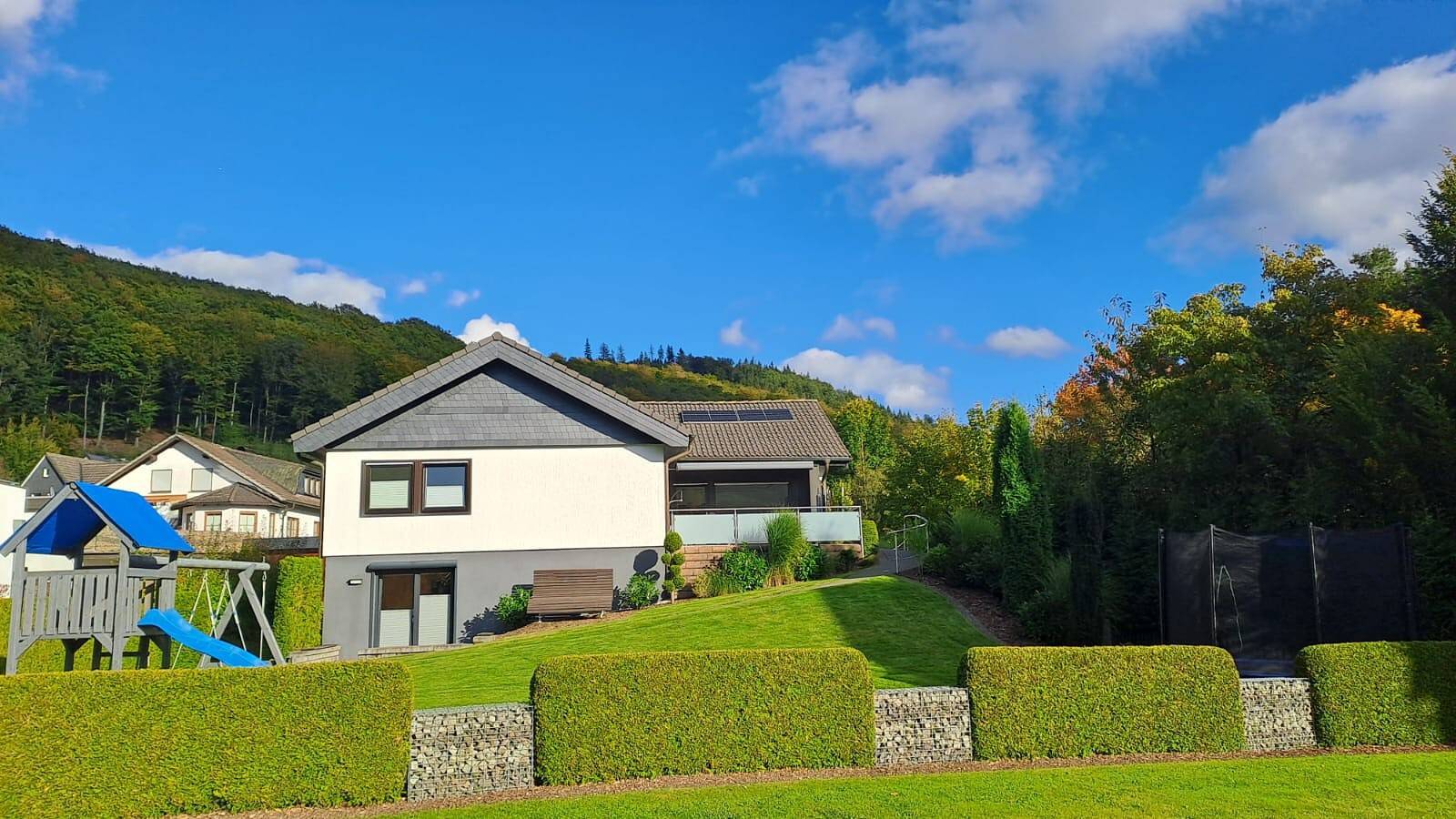 Ferienhaus Am Rarbach, 140 m² – direkt am Dorfpark und Bachlauf, große Terrasse mit Bergblick in Schmallenberg, Hochsauerlandkreis