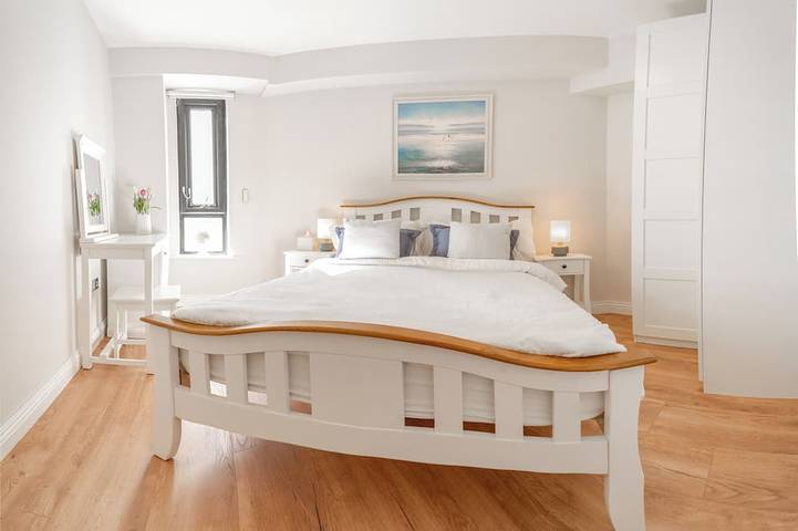 Entire apartment, Galway City Center Claddagh Galway Bay Views in Eyre Square, Galway