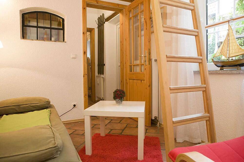 Ganze Wohnung, Kleinstes Ferienhaus Stralsunds mit Hochbett und Gartenblick - Gohr- in Ozeaneum Stralsund, Stralsund