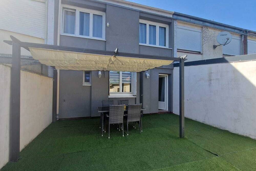 Comfortable and ideally located house, perfect for family stays. in Waziers, Department Nord