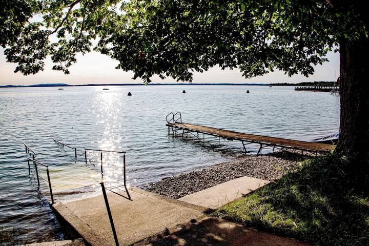 Ganze Ferienwohnung, Ferienwohnungen Am Strandbad - Ferienwohnung Inselblick: 2 Schlafzimmer, 90qm, grosser Balkon mit See- und Bergblick in Chieming, Chiemsee