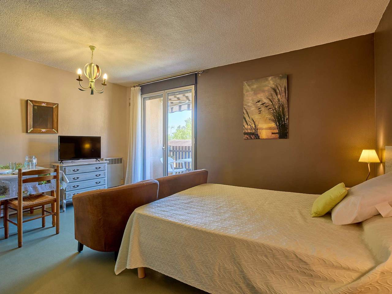 Entire studio, Cozy studio for 2 with balcony and parking, pets allowed in Cazaubon, Gers