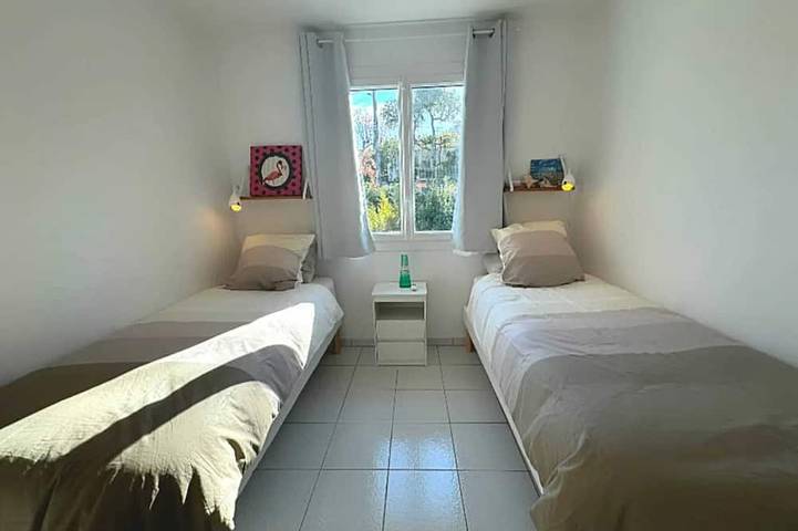 Gîte pour 4 personnes, avec jardin ainsi que balcon et piscine à Les Mayons - 3