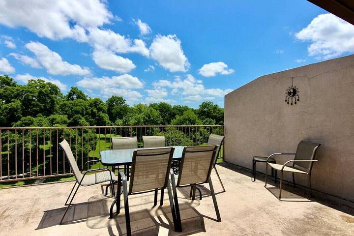 Vacation rental for 8 people, with hot tub and pool as well as balcony/terrace in New Braunfels