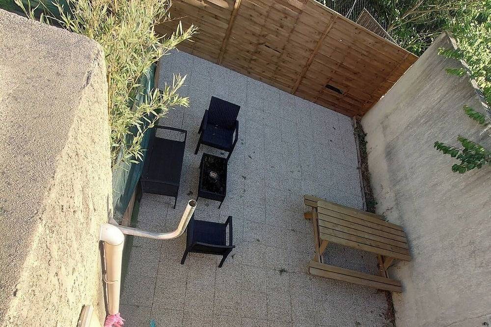 Entire apartment, Single apartment sleeping 4 in Miramas, Istres region